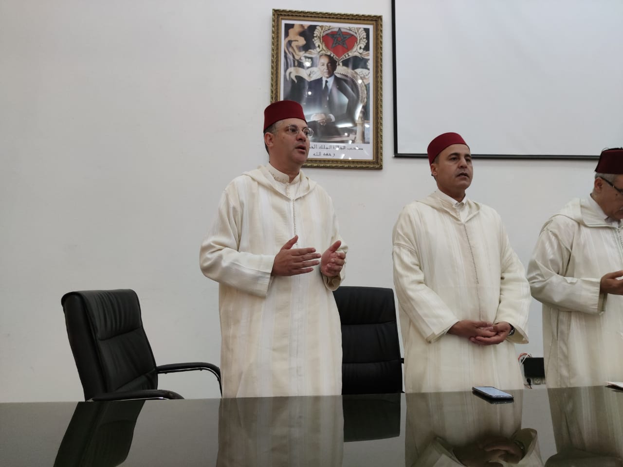 توزيع هبة ملكية بحضور لجنة ملكية ووفد من عمالة مكناس يتراسهم الكاتب العام