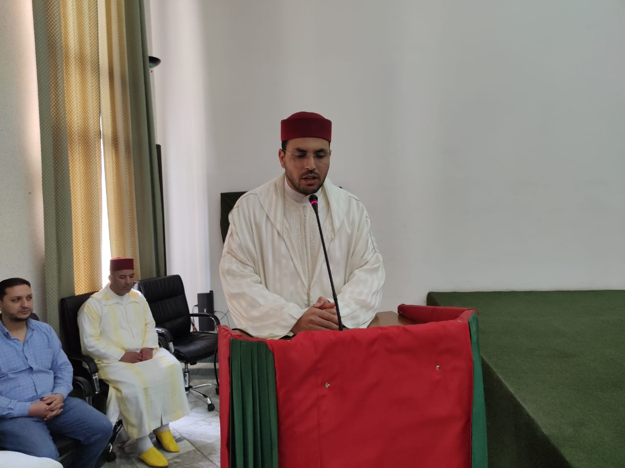 توزيع هبة ملكية بحضور لجنة ملكية ووفد من عمالة مكناس يتراسهم الكاتب العام