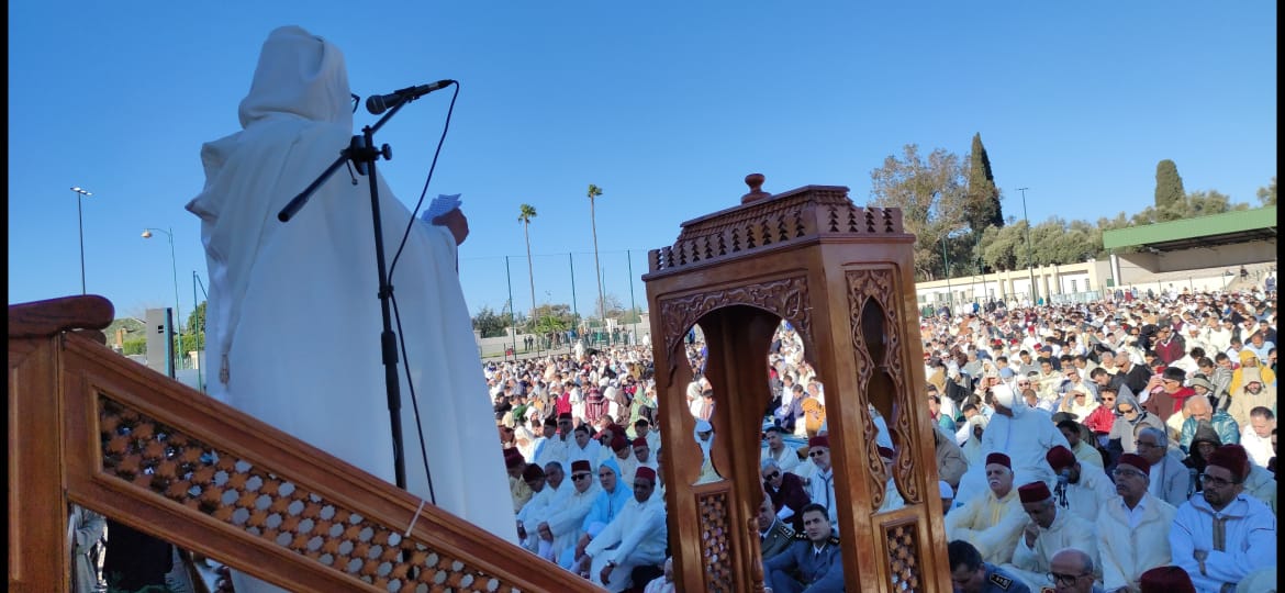 عامل عمالة مكناس يؤدي صلاة عيد الفطر بمصلى المنظر الجميل