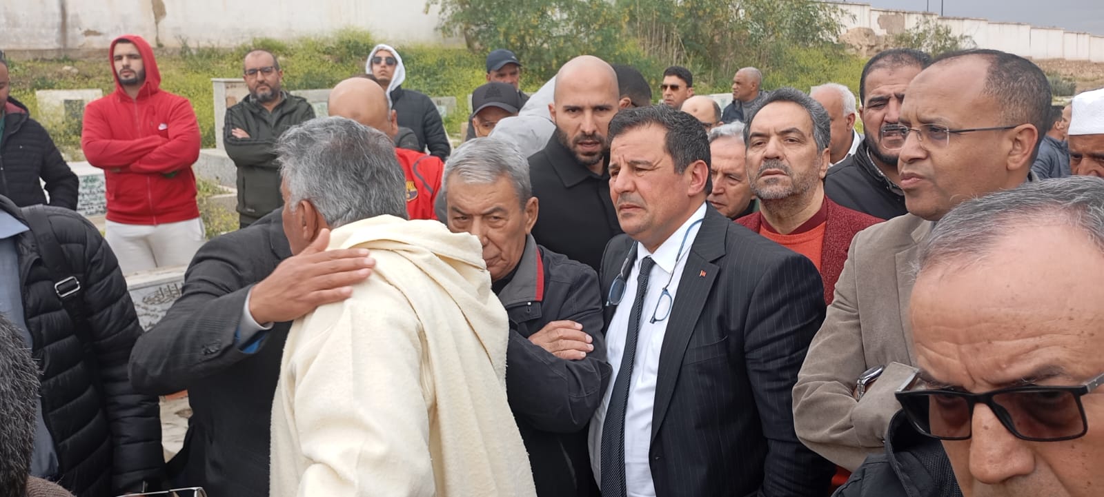 جنازة والد أحمد طاهري تؤلف بين مختلف أطياف القوى السياسية بمكناس وأبناء العاصمة الإسماعيلية يلتئمون في محفل لمواسات عائلة الطاهري جنازة والد أحمد طاهري تؤلف بين مختلف أطياف القوى السياسية بمكناس وأبناء العاصمة الإسماعيلية يلتئمون في محفل لمواسات عائلة الطاهري