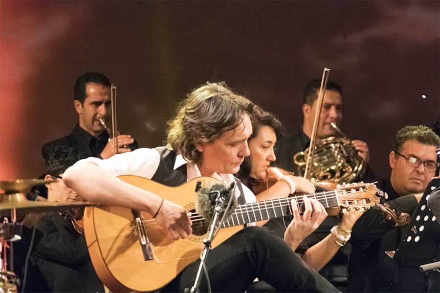 الدورة 27 لمهرجان الموسيقى العالمية العريقة لفاس سحر وروعة الفنان فيسنتي أميغو، أستاذ فن الفلامينكو، يخترقان ساحة باب الماكينة الدورة 27 لمهرجان الموسيقى العالمية العريقة لفاس سحر وروعة الفنان فيسنتي أميغو، أستاذ فن الفلامينكو، يخترقان ساحة باب الماكينة