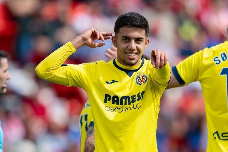 أخوماش يلتحق بفريق فياريال الأول