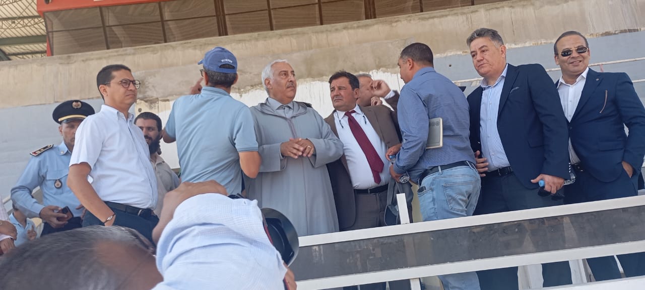 عامل مكناس يواكب عملية الإصلاح والترميم للملعب الشرفي ويدعو الى توجيه رسالة شكر الى رئيس الجامعة الملكية لكرة القدم عامل مكناس يواكب عملية الإصلاح والترميم للملعب الشرفي ويدعو الى توجيه رسالة شكر الى رئيس الجامعة الملكية لكرة القدم