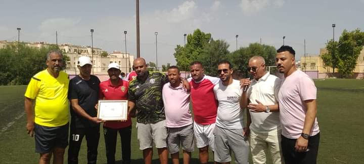 جمعية المدينة للصحافة والإعلام وجمعية النجوم لتكوين الشباب تنظمان حفل تكريم للمحتفى به حميد لزعر الملقب ب ولد لالى عائشة جمعية المدينة للصحافة والإعلام وجمعية النجوم لتكوين الشباب تنظمان حفل تكريم للمحتفى به حميد لزعر الملقب ب ولد لالى عائشة