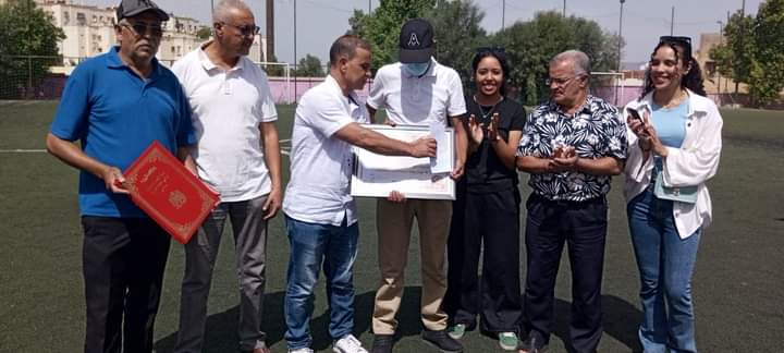 جمعية المدينة للصحافة والإعلام وجمعية النجوم لتكوين الشباب تنظمان حفل تكريم للمحتفى به حميد لزعر الملقب ب ولد لالى عائشة جمعية المدينة للصحافة والإعلام وجمعية النجوم لتكوين الشباب تنظمان حفل تكريم للمحتفى به حميد لزعر الملقب ب ولد لالى عائشة