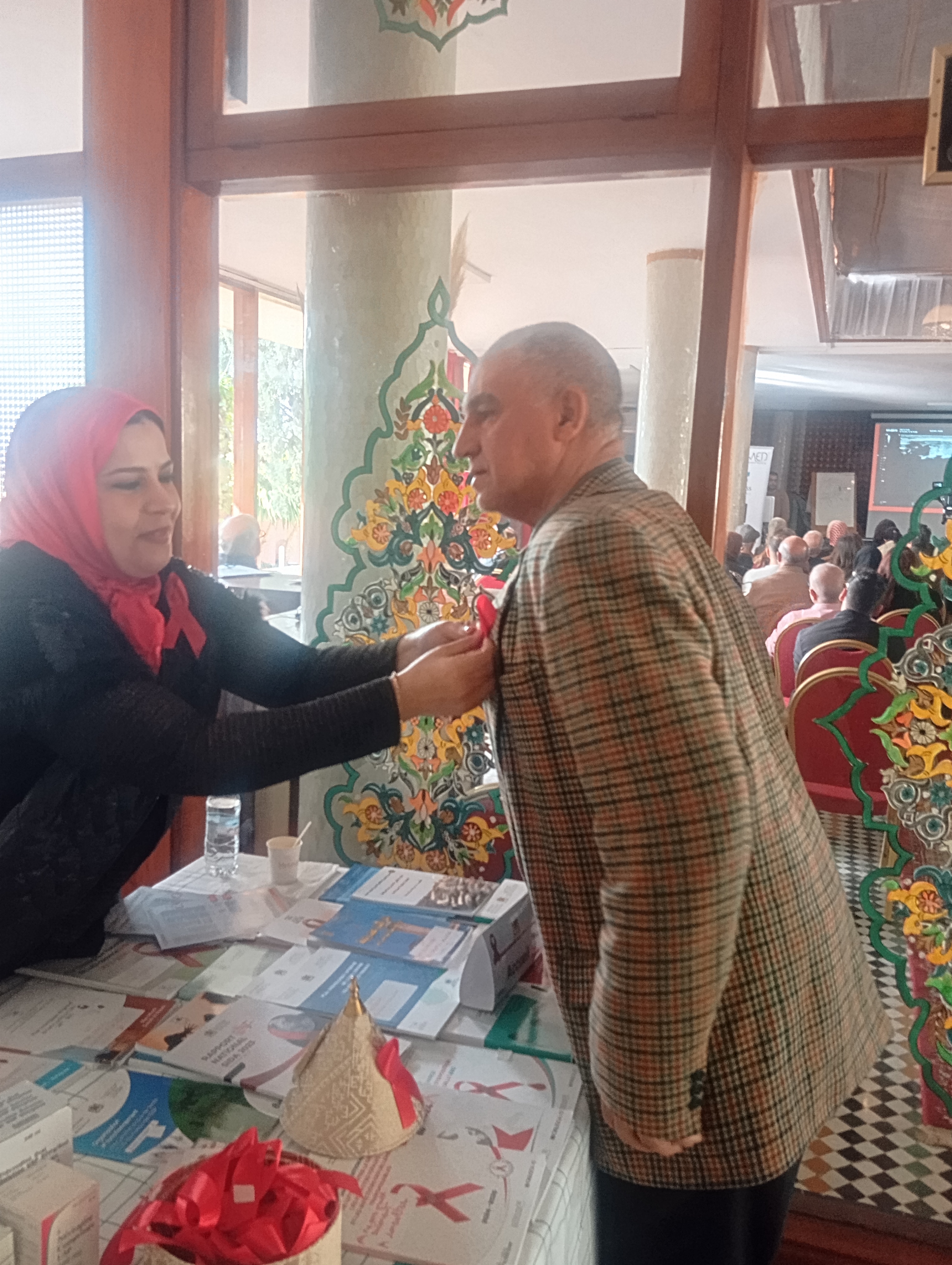 مكناس: المديرية الجهوية للصحة والحماية الاجتماعية بجهة فاس- مكناس تشارك برواق تحسيسي حول داء فقدان المناعة المكتسب على هامش فعاليات النسخة الثالثة لمنتدى جمعية أطباء الاسماعيلية.