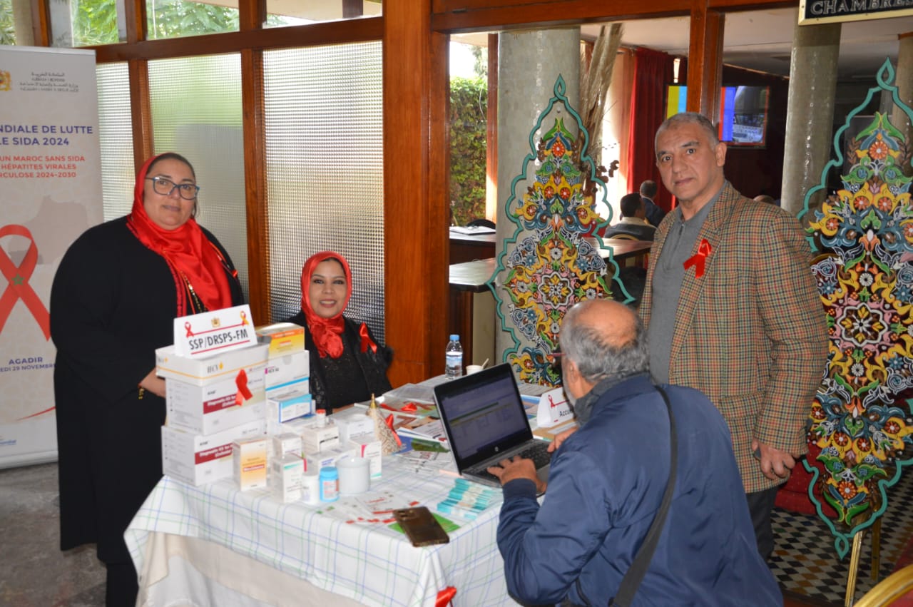 مكناس: المديرية الجهوية للصحة والحماية الاجتماعية بجهة فاس- مكناس تشارك برواق تحسيسي حول داء فقدان المناعة المكتسب على هامش فعاليات النسخة الثالثة لمنتدى جمعية أطباء الاسماعيلية.