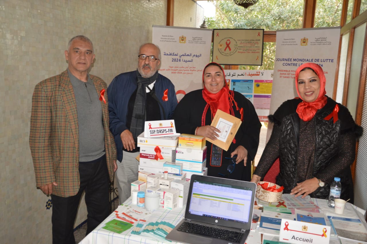 مكناس: المديرية الجهوية للصحة والحماية الاجتماعية بجهة فاس- مكناس تشارك برواق تحسيسي حول داء فقدان المناعة المكتسب على هامش فعاليات النسخة الثالثة لمنتدى جمعية أطباء الاسماعيلية.