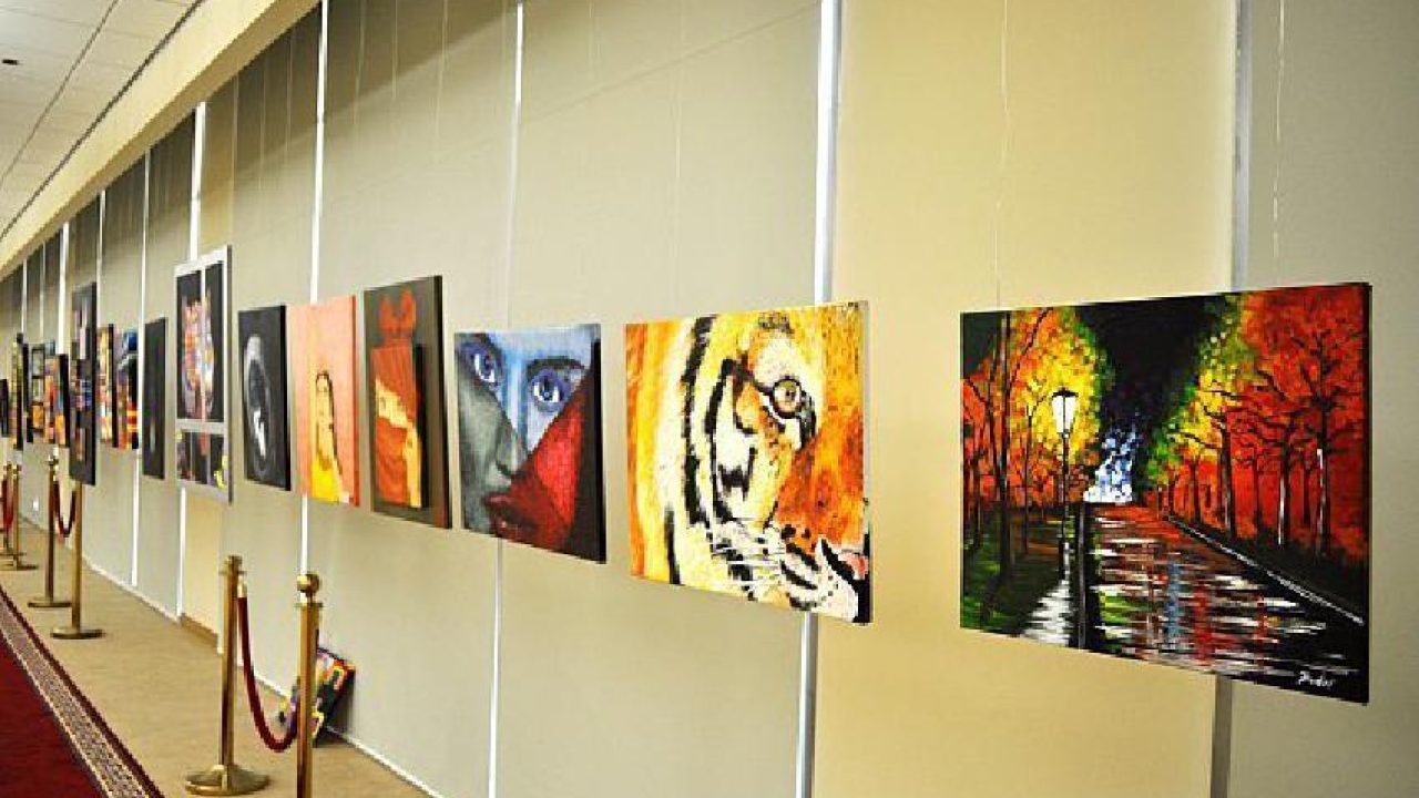 تتويج الفائزين بالجائزة الوطنية للفنون التشكيلية في دورتها الثالثة تتويج الفائزين بالجائزة الوطنية للفنون التشكيلية في دورتها الثالثة