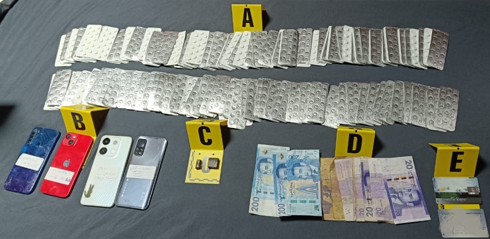 توقيف خمسة أشخاص من قبل الشرطة للاشتباه في تورطهم في حيازة وترويج المخدرات والمؤثرات العقلية. توقيف خمسة أشخاص من قبل الشرطة للاشتباه في تورطهم في حيازة وترويج المخدرات والمؤثرات العقلية.