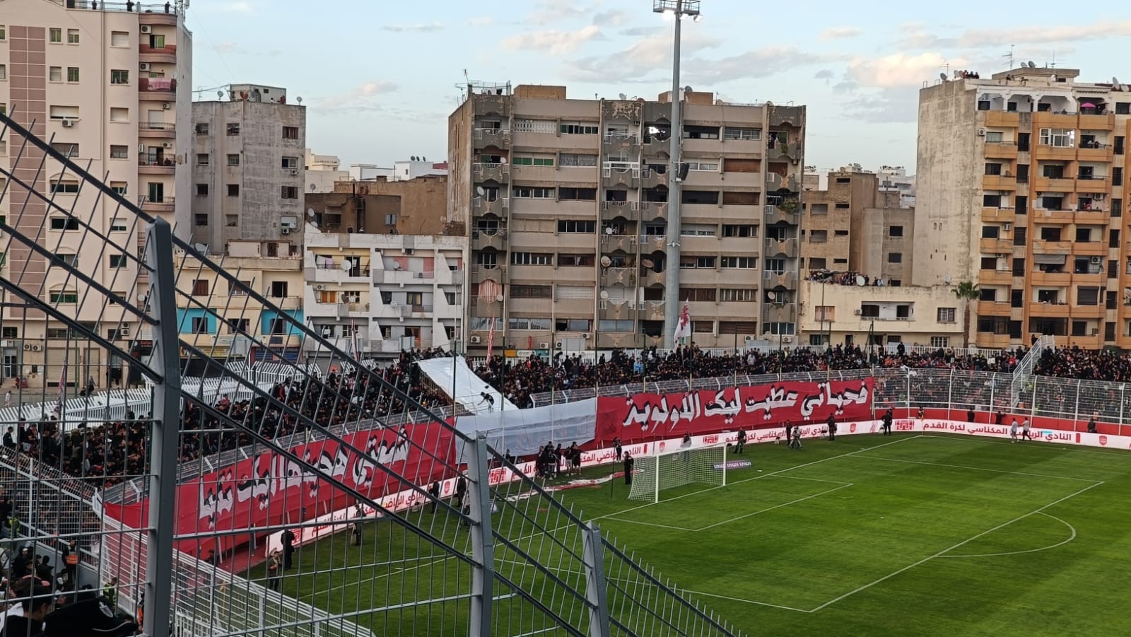 الكوديم والكرياج المعيق للرؤية الرياضية بالملعب الشرفي. الكوديم والكرياج المعيق للرؤية الرياضية بالملعب الشرفي.