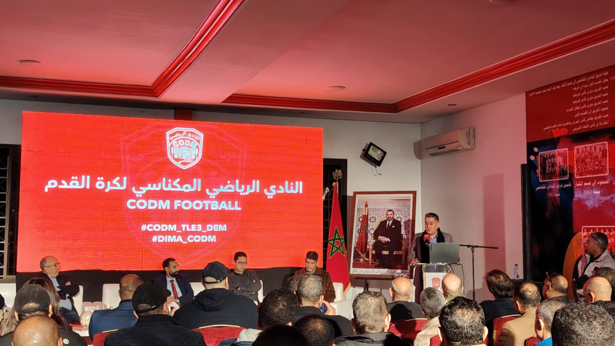 الكوديم والكرياج المعيق للرؤية الرياضية بالملعب الشرفي. الكوديم والكرياج المعيق للرؤية الرياضية بالملعب الشرفي.