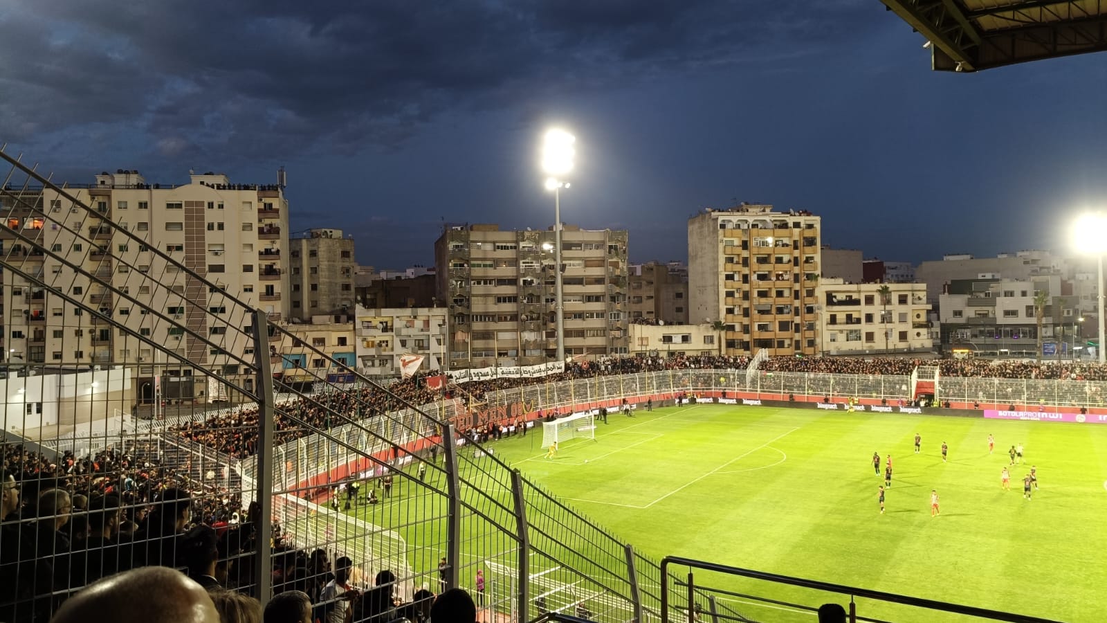 الكوديم والكرياج المعيق للرؤية الرياضية بالملعب الشرفي. الكوديم والكرياج المعيق للرؤية الرياضية بالملعب الشرفي.