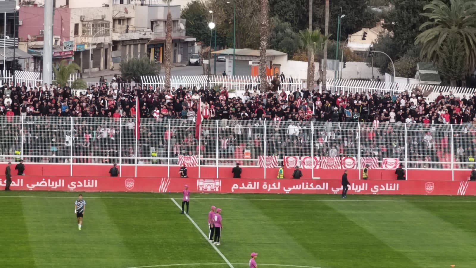 الكوديم والكرياج المعيق للرؤية الرياضية بالملعب الشرفي. الكوديم والكرياج المعيق للرؤية الرياضية بالملعب الشرفي.