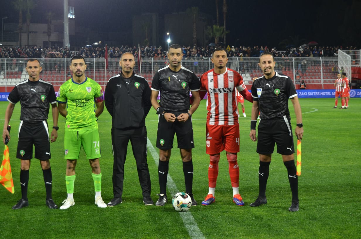 تقنية (الفار/ VAR) تنصف النادي الرياضي المكناسي في نتيجة انتصاره على المغرب التطواني بحصة (1-0). تقنية (الفار/ VAR) تنصف النادي الرياضي المكناسي في نتيجة انتصاره على المغرب التطواني بحصة (1-0).