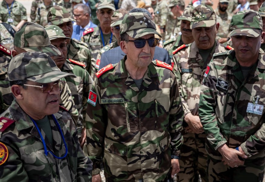 الفريق أول المفتش العام للقوات المسلحة الملكية والسيد لوديي يستقبلان رئيس أركان القوات المسلحة بجمهورية إفريقيا الوسطى الفريق أول المفتش العام للقوات المسلحة الملكية والسيد لوديي يستقبلان رئيس أركان القوات المسلحة بجمهورية إفريقيا الوسطى