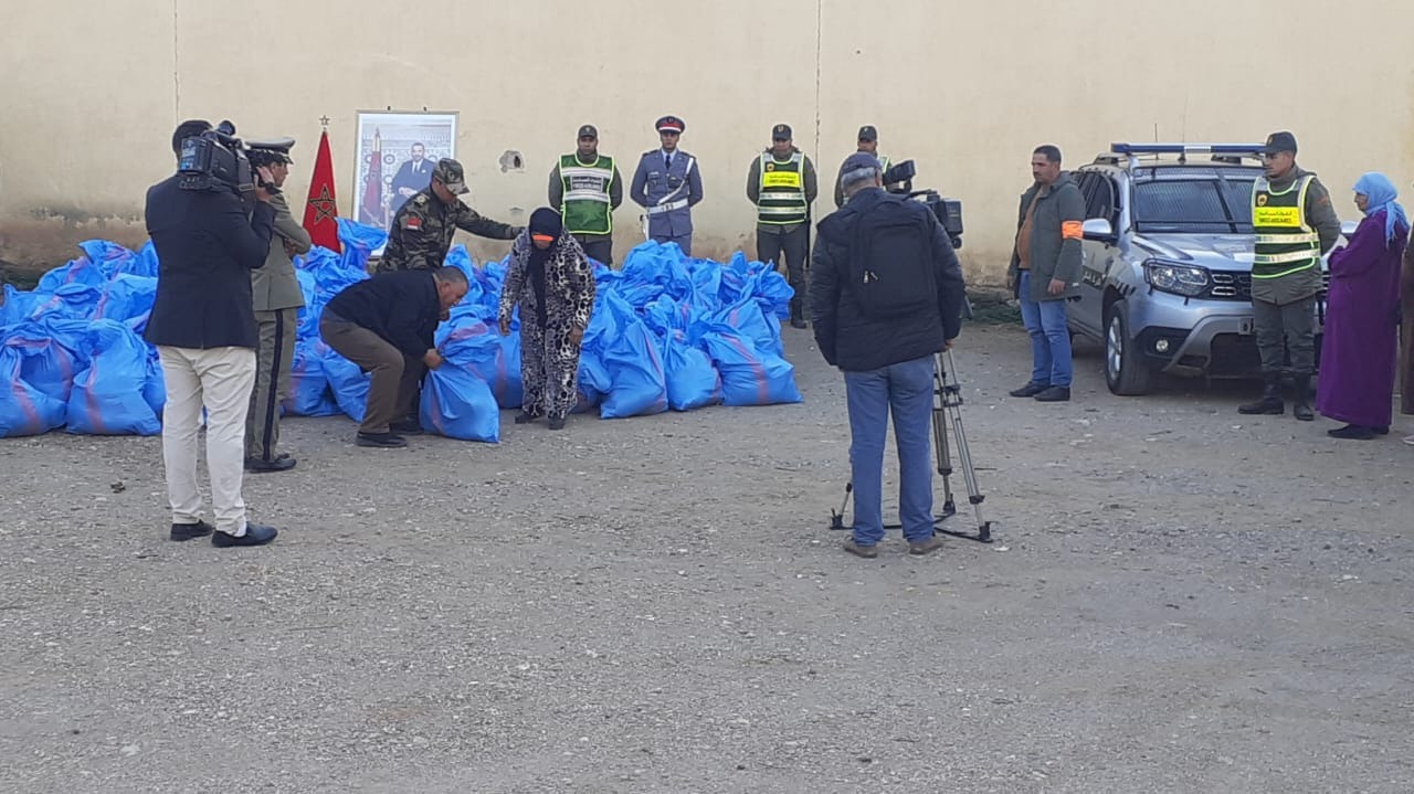 استفادة أسر من المساعدات الغذائية والأغطية المخصصة للمتضررين من موجة البرد بأزرو استفادة أسر من المساعدات الغذائية والأغطية المخصصة للمتضررين من موجة البرد بأزرو