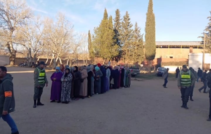 استفادة أسر من المساعدات الغذائية والأغطية المخصصة للمتضررين من موجة البرد بأزرو استفادة أسر من المساعدات الغذائية والأغطية المخصصة للمتضررين من موجة البرد بأزرو