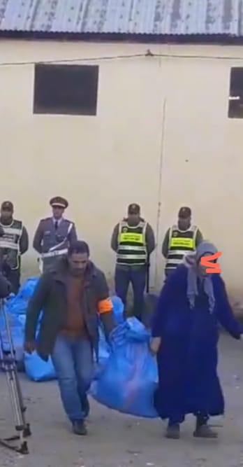 استفادة أسر من المساعدات الغذائية والأغطية المخصصة للمتضررين من موجة البرد بأزرو استفادة أسر من المساعدات الغذائية والأغطية المخصصة للمتضررين من موجة البرد بأزرو