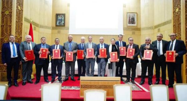 التوقيع على اتفاقية إطار بين قطاع الصناعة التقليدية وبريد المغرب والغرف المهنية لإطلاق برنامج مندمج لدعم القطاع ورقمنة خدماته