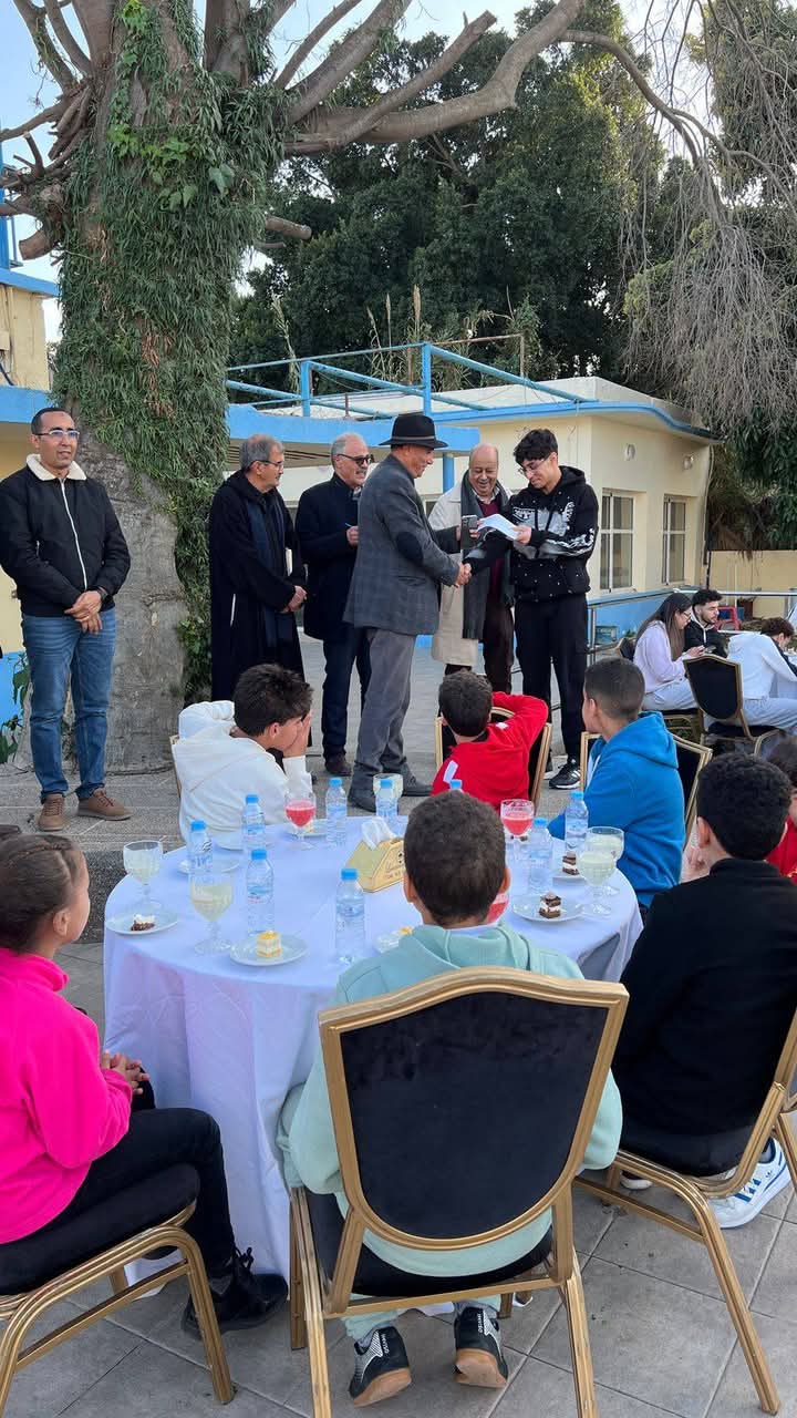 المكتب المديري لجمعية النادي الرياضي المكناسي يكافئ سباحي النادي تقديرا لإنجازاتهم في البطولة الشتوية . المكتب المديري لجمعية النادي الرياضي المكناسي يكافئ سباحي النادي تقديرا لإنجازاتهم في البطولة الشتوية .