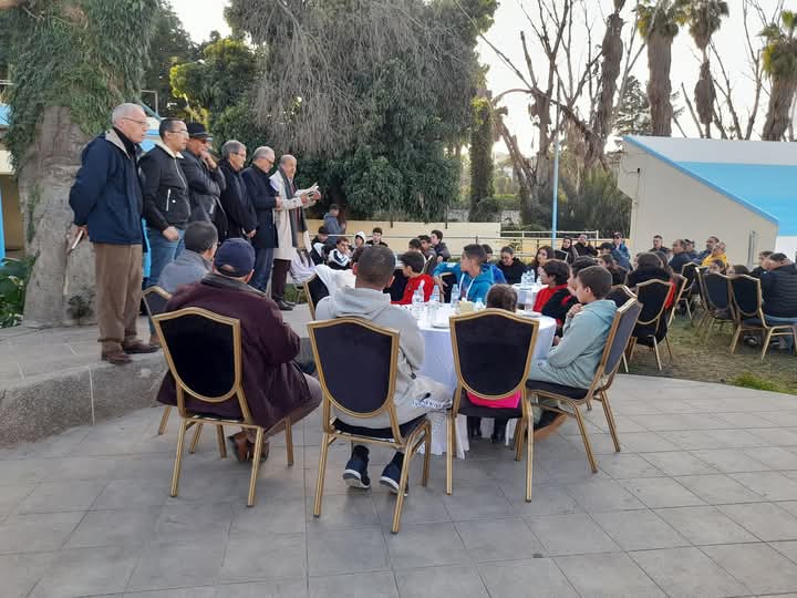 المكتب المديري لجمعية النادي الرياضي المكناسي يكافئ سباحي النادي تقديرا لإنجازاتهم في البطولة الشتوية . المكتب المديري لجمعية النادي الرياضي المكناسي يكافئ سباحي النادي تقديرا لإنجازاتهم في البطولة الشتوية .