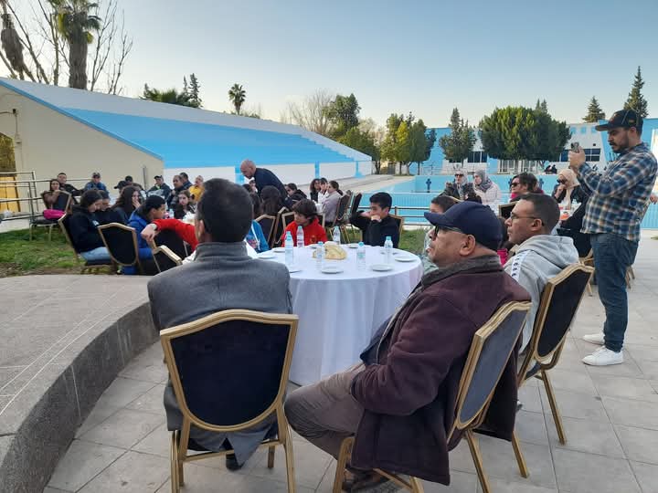 المكتب المديري لجمعية النادي الرياضي المكناسي يكافئ سباحي النادي تقديرا لإنجازاتهم في البطولة الشتوية . المكتب المديري لجمعية النادي الرياضي المكناسي يكافئ سباحي النادي تقديرا لإنجازاتهم في البطولة الشتوية .