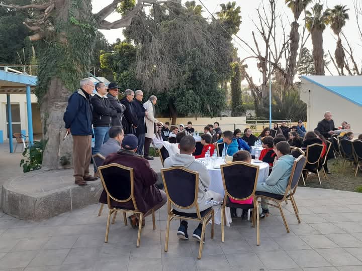 المكتب المديري لجمعية النادي الرياضي المكناسي يكافئ سباحي النادي تقديرا لإنجازاتهم في البطولة الشتوية . المكتب المديري لجمعية النادي الرياضي المكناسي يكافئ سباحي النادي تقديرا لإنجازاتهم في البطولة الشتوية .