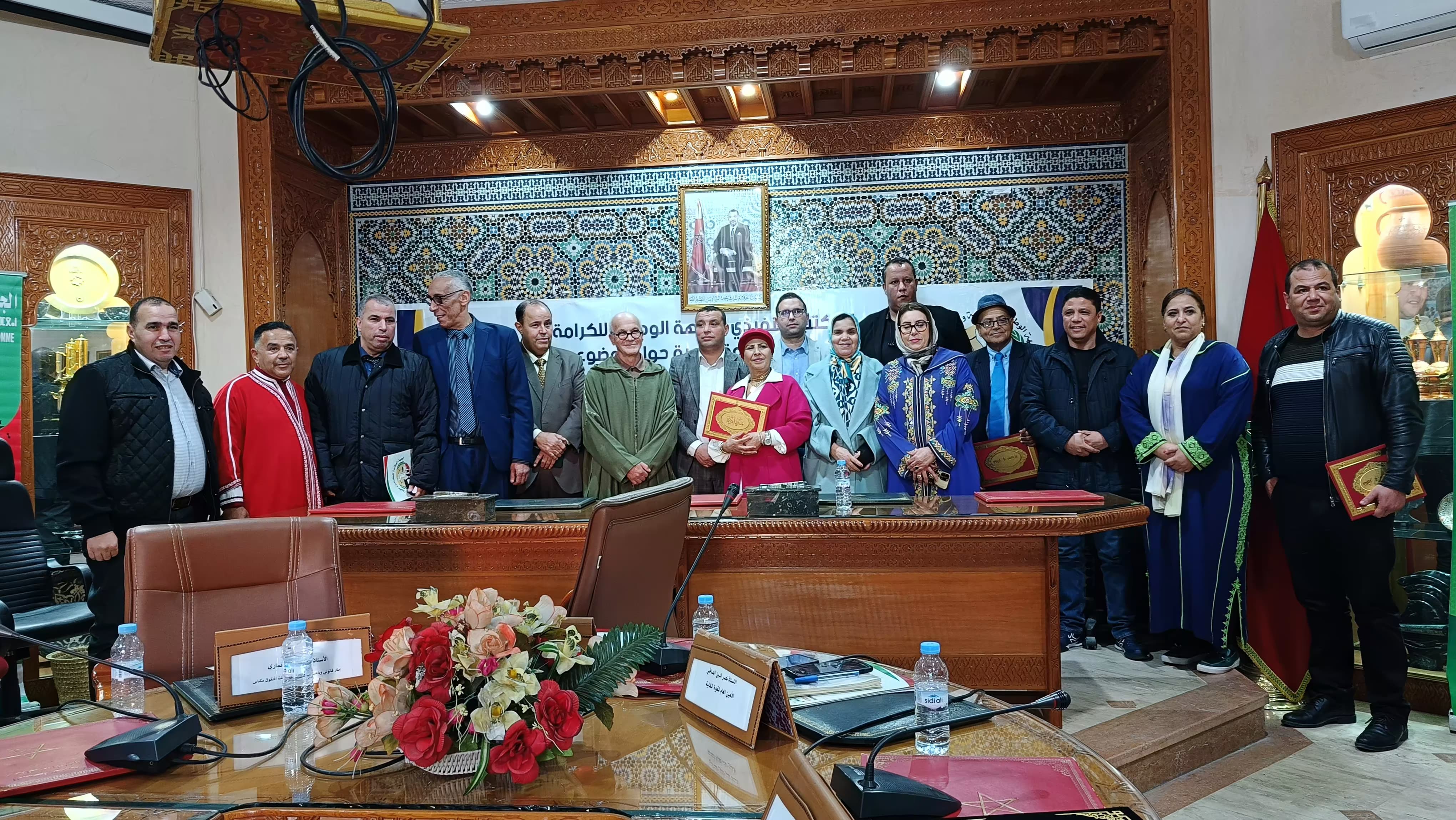 الدعوة بمكناس لتعزيز الترسانة القانونية للحد من ظاهرة التشهير والابتزاز الإليكتروني الدعوة بمكناس لتعزيز الترسانة القانونية للحد من ظاهرة التشهير والابتزاز الإليكتروني