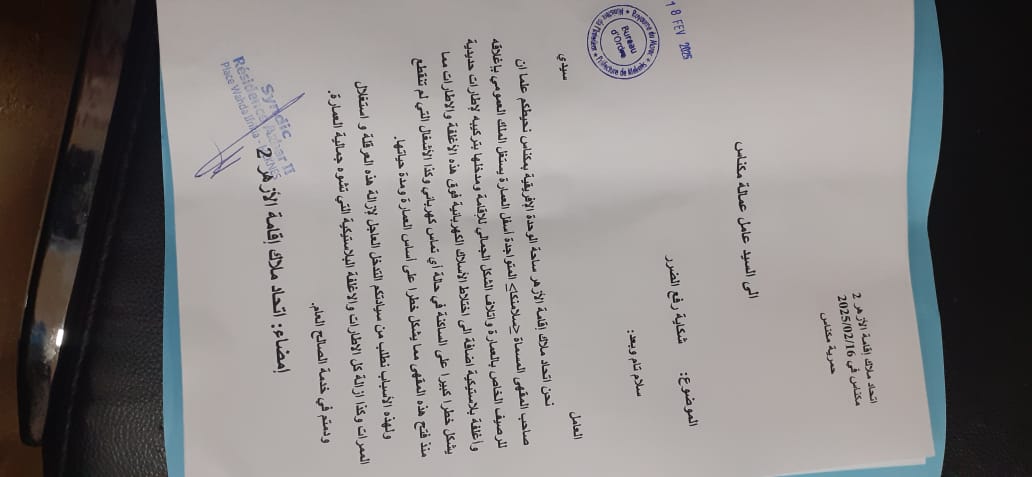 صاحب مقهى سلمانكا فوق القانون بناء فوق الرصيف بالاسمنت والياجور والرخام وسلطات المقاطعة العاشرة لم تحرك ساكنا