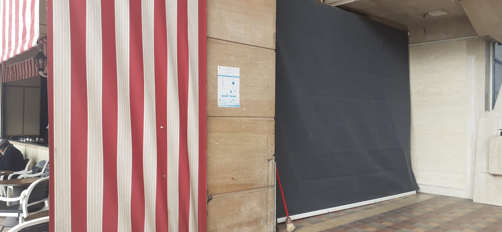 إقامة بالمدينة الجديدة تتواجد بساحة الوحدة الإفريقية تشتكي من مقهى تحتل عموم ممر الراجلين. إقامة بالمدينة الجديدة تتواجد بساحة الوحدة الإفريقية تشتكي من مقهى تحتل عموم ممر الراجلين.