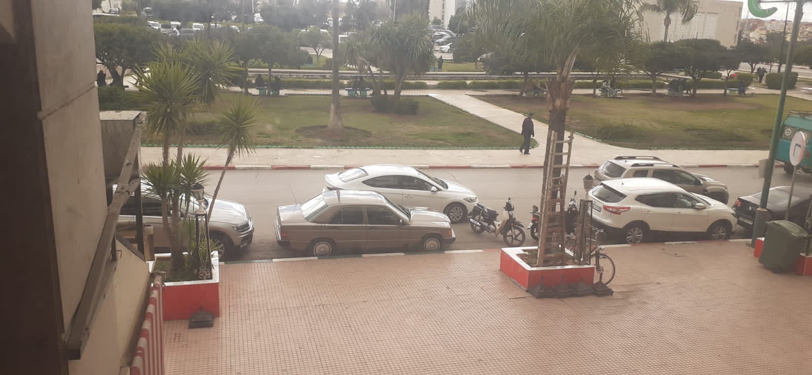 إقامة بالمدينة الجديدة تتواجد بساحة الوحدة الإفريقية تشتكي من مقهى تحتل عموم ممر الراجلين. إقامة بالمدينة الجديدة تتواجد بساحة الوحدة الإفريقية تشتكي من مقهى تحتل عموم ممر الراجلين.