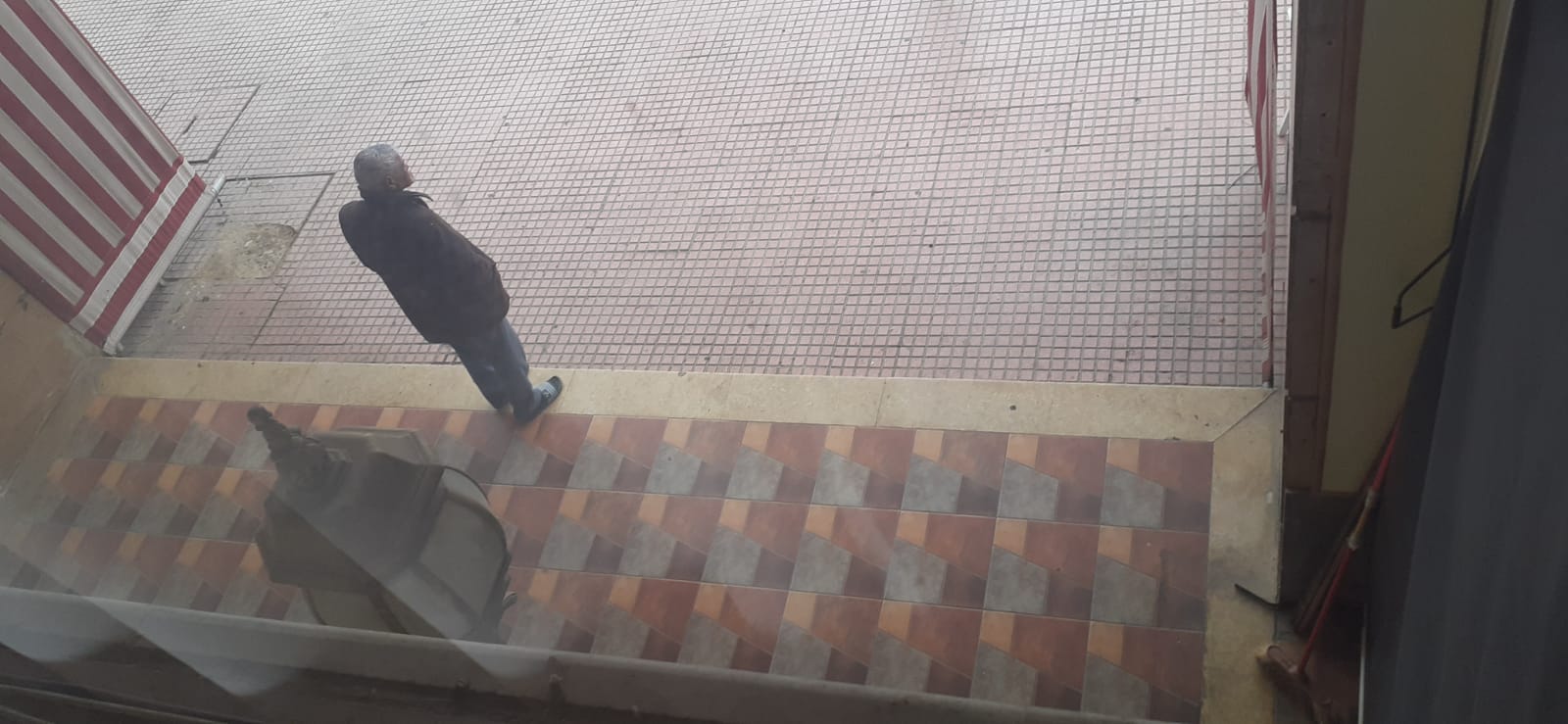 إقامة بالمدينة الجديدة تتواجد بساحة الوحدة الإفريقية تشتكي من مقهى تحتل عموم ممر الراجلين. إقامة بالمدينة الجديدة تتواجد بساحة الوحدة الإفريقية تشتكي من مقهى تحتل عموم ممر الراجلين.