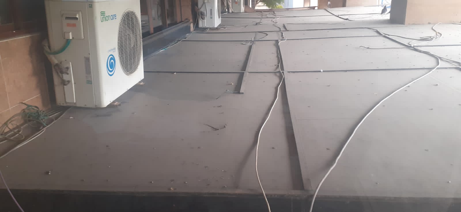 صاحب مقهى سلمانكا فوق القانون بناء فوق الرصيف بالاسمنت والياجور والرخام وسلطات المقاطعة العاشرة لم تحرك ساكنا