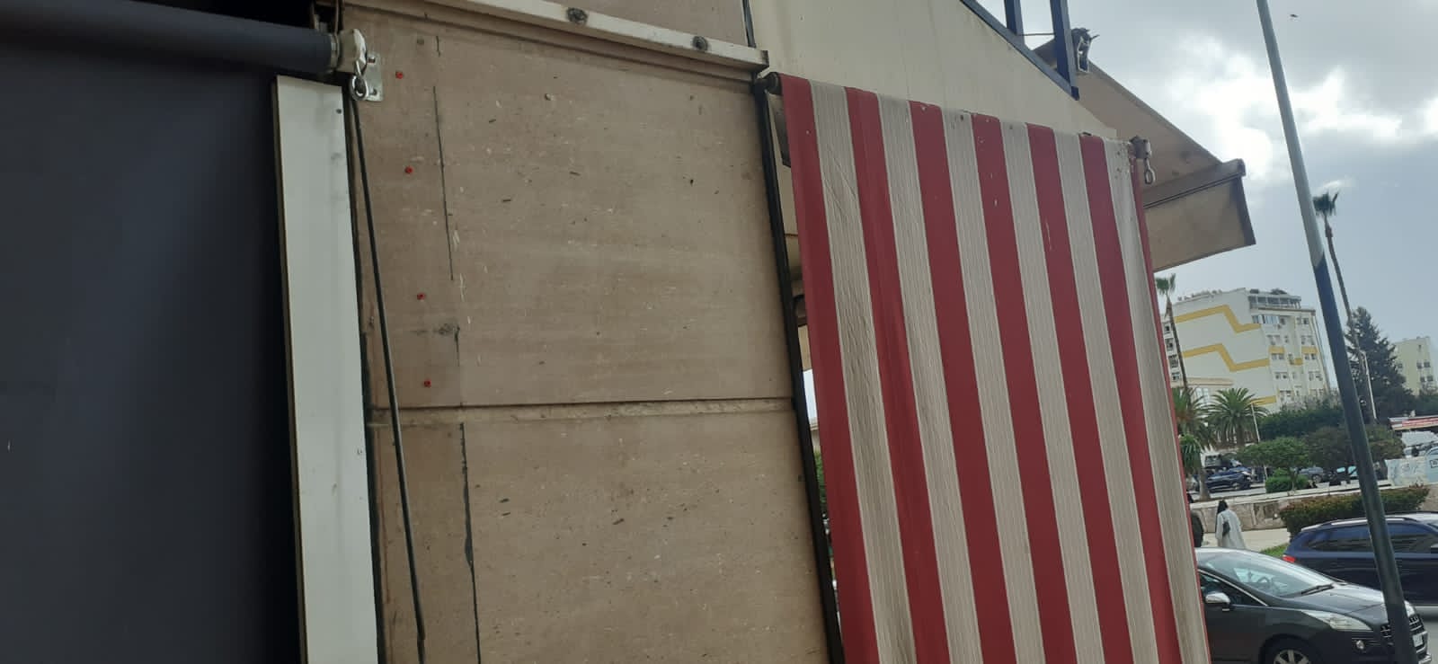 إقامة بالمدينة الجديدة تتواجد بساحة الوحدة الإفريقية تشتكي من مقهى تحتل عموم ممر الراجلين. إقامة بالمدينة الجديدة تتواجد بساحة الوحدة الإفريقية تشتكي من مقهى تحتل عموم ممر الراجلين.