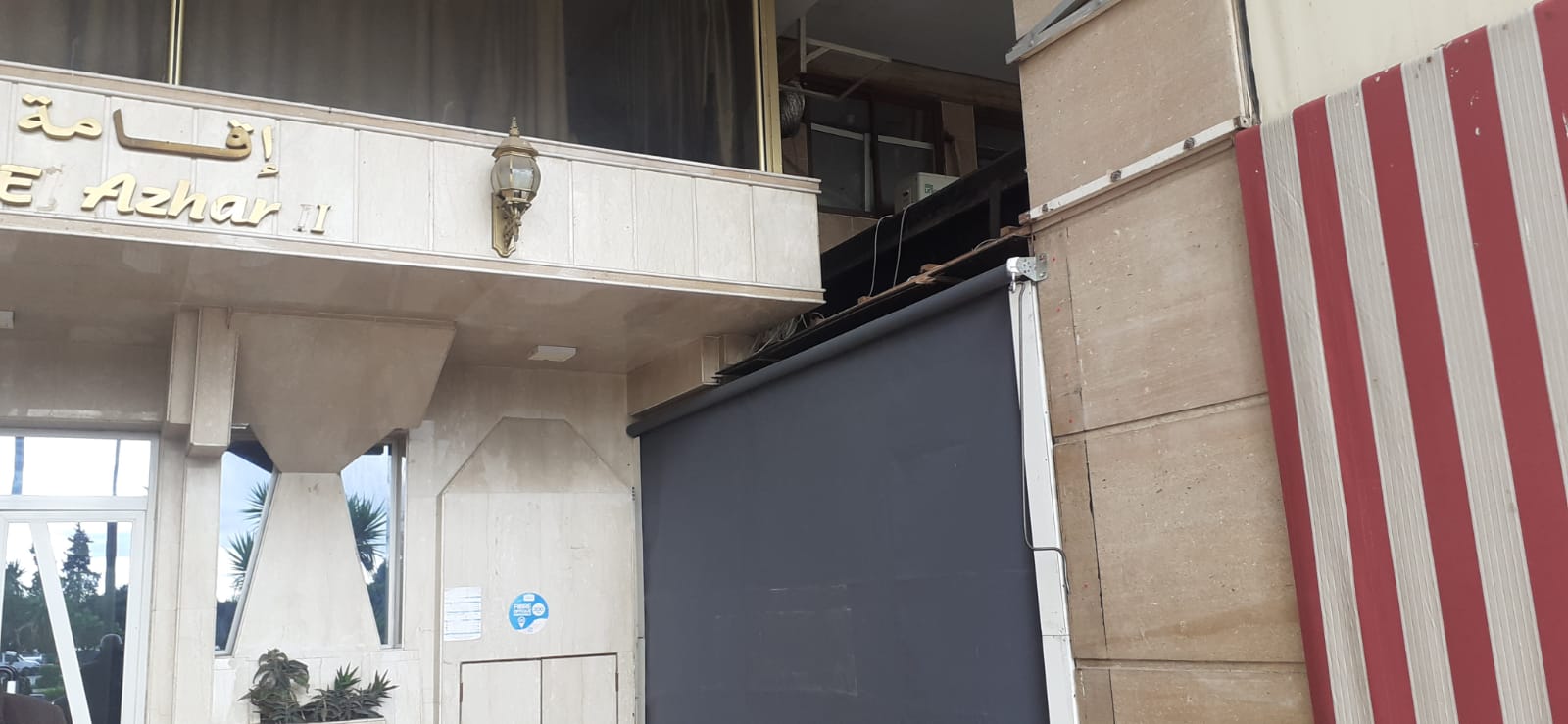 إقامة بالمدينة الجديدة تتواجد بساحة الوحدة الإفريقية تشتكي من مقهى تحتل عموم ممر الراجلين. إقامة بالمدينة الجديدة تتواجد بساحة الوحدة الإفريقية تشتكي من مقهى تحتل عموم ممر الراجلين.