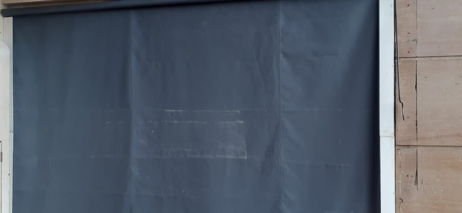 صاحب مقهى سلمانكا فوق القانون بناء فوق الرصيف بالاسمنت والياجور والرخام وسلطات المقاطعة العاشرة لم تحرك ساكنا