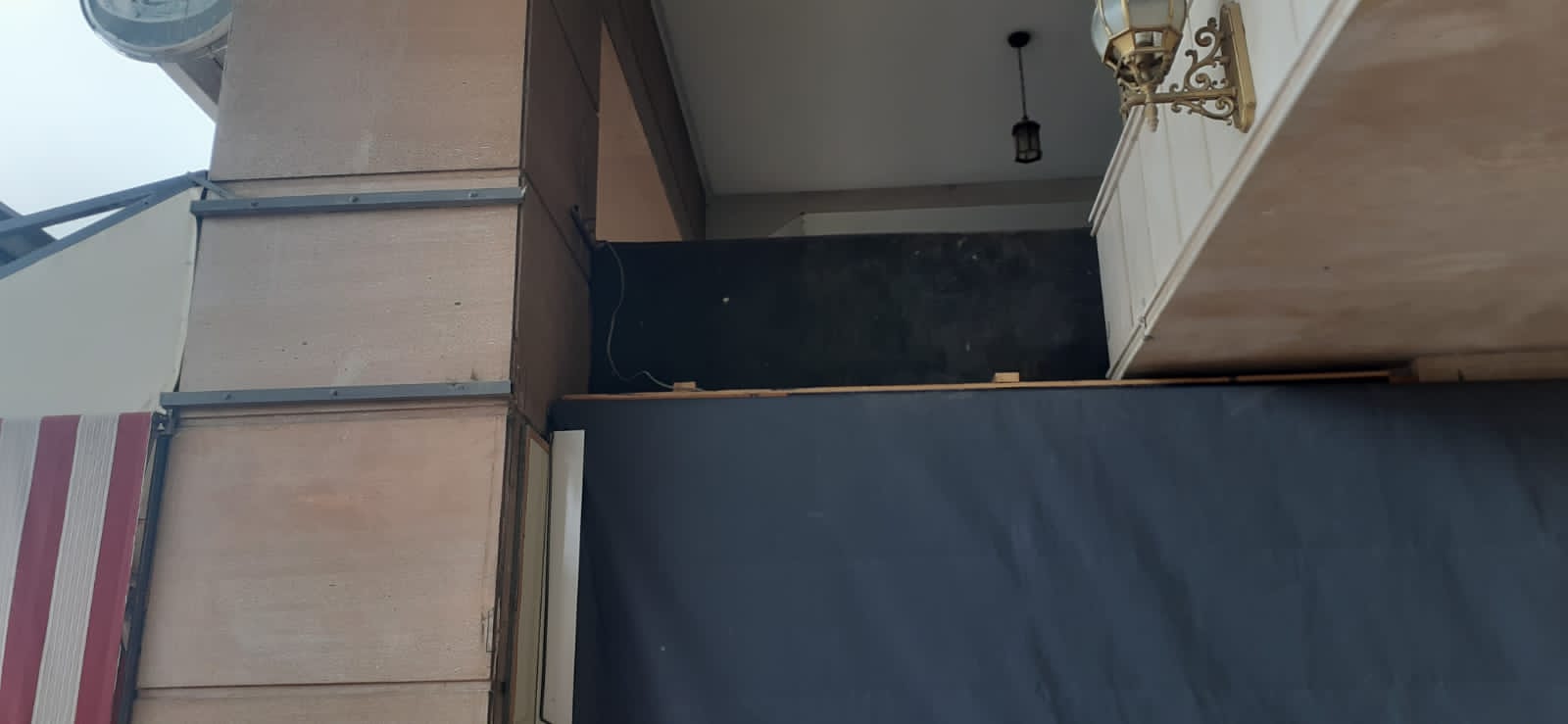 إقامة بالمدينة الجديدة تتواجد بساحة الوحدة الإفريقية تشتكي من مقهى تحتل عموم ممر الراجلين. إقامة بالمدينة الجديدة تتواجد بساحة الوحدة الإفريقية تشتكي من مقهى تحتل عموم ممر الراجلين.