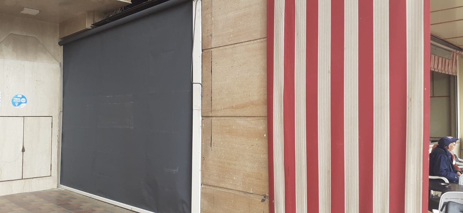 إقامة بالمدينة الجديدة تتواجد بساحة الوحدة الإفريقية تشتكي من مقهى تحتل عموم ممر الراجلين. إقامة بالمدينة الجديدة تتواجد بساحة الوحدة الإفريقية تشتكي من مقهى تحتل عموم ممر الراجلين.