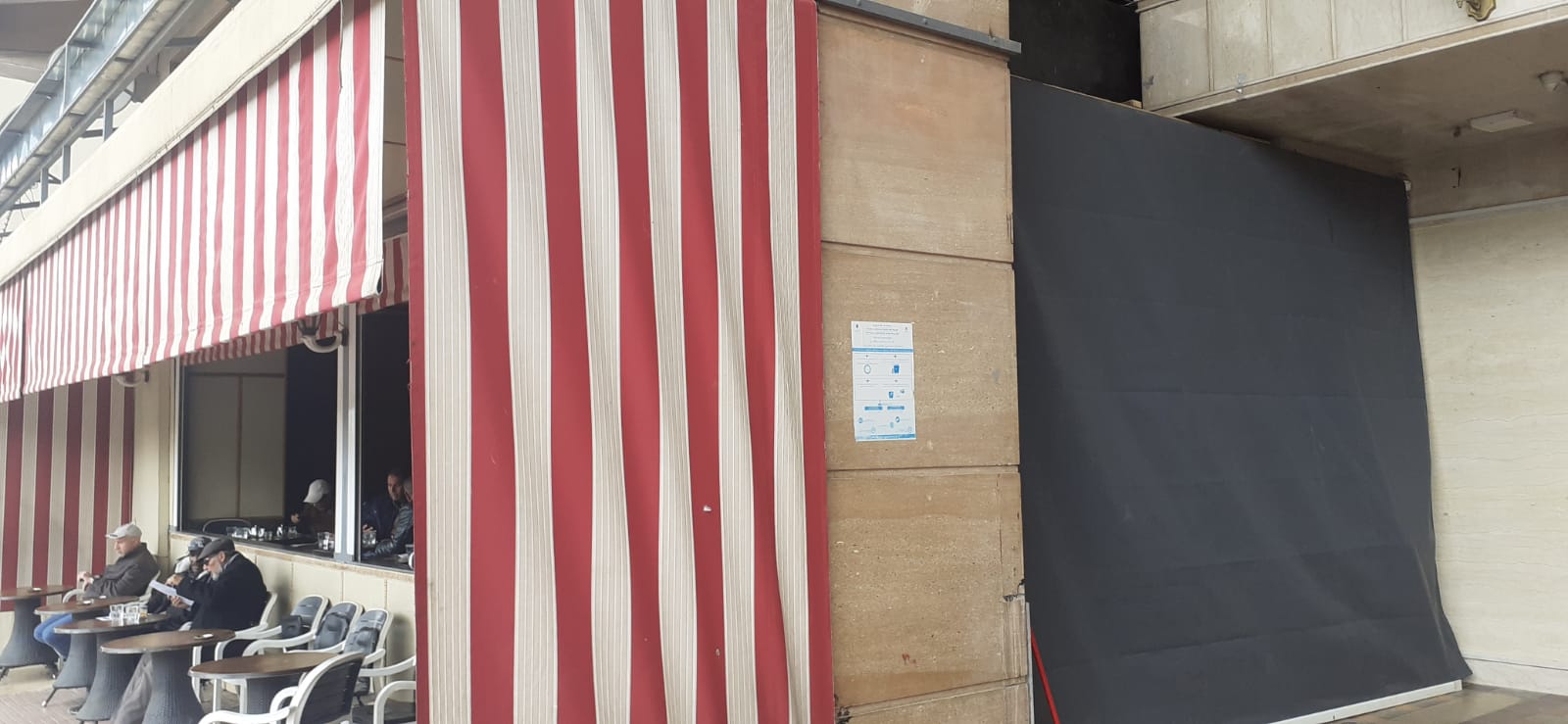 إقامة بالمدينة الجديدة تتواجد بساحة الوحدة الإفريقية تشتكي من مقهى تحتل عموم ممر الراجلين. إقامة بالمدينة الجديدة تتواجد بساحة الوحدة الإفريقية تشتكي من مقهى تحتل عموم ممر الراجلين.