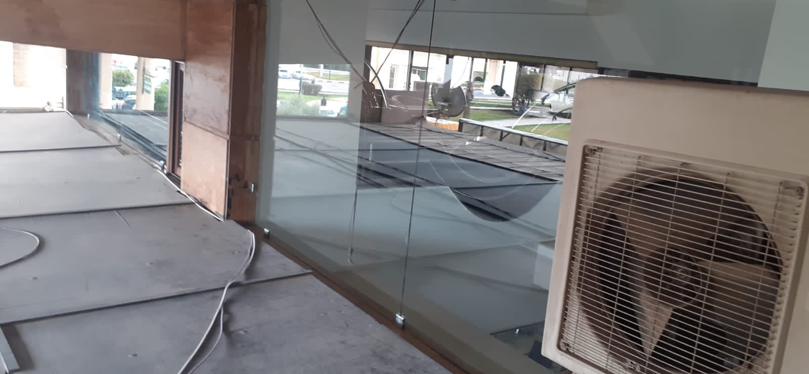 إقامة بالمدينة الجديدة تتواجد بساحة الوحدة الإفريقية تشتكي من مقهى تحتل عموم ممر الراجلين. إقامة بالمدينة الجديدة تتواجد بساحة الوحدة الإفريقية تشتكي من مقهى تحتل عموم ممر الراجلين.