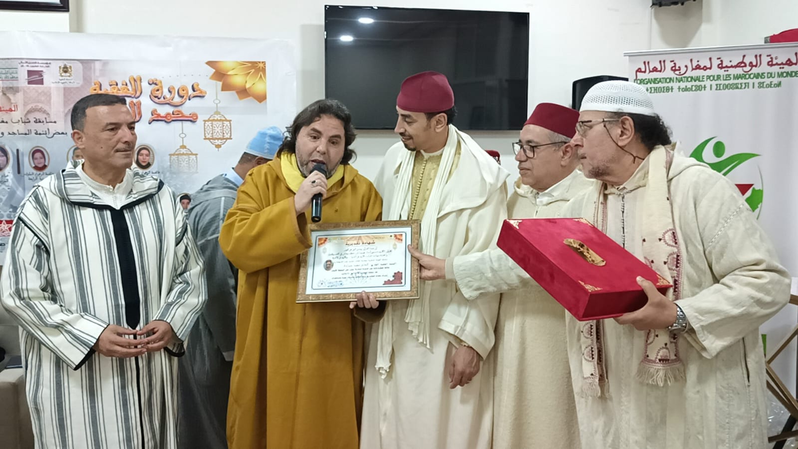 الهيأة الوطنية لمغاربة العالم تختتم مسابقة تجويد القرآن الكريم وتكرم علماء وأهل الدين بمكناس الهيأة الوطنية لمغاربة العالم تختتم مسابقة تجويد القرآن الكريم وتكرم علماء وأهل الدين بمكناس