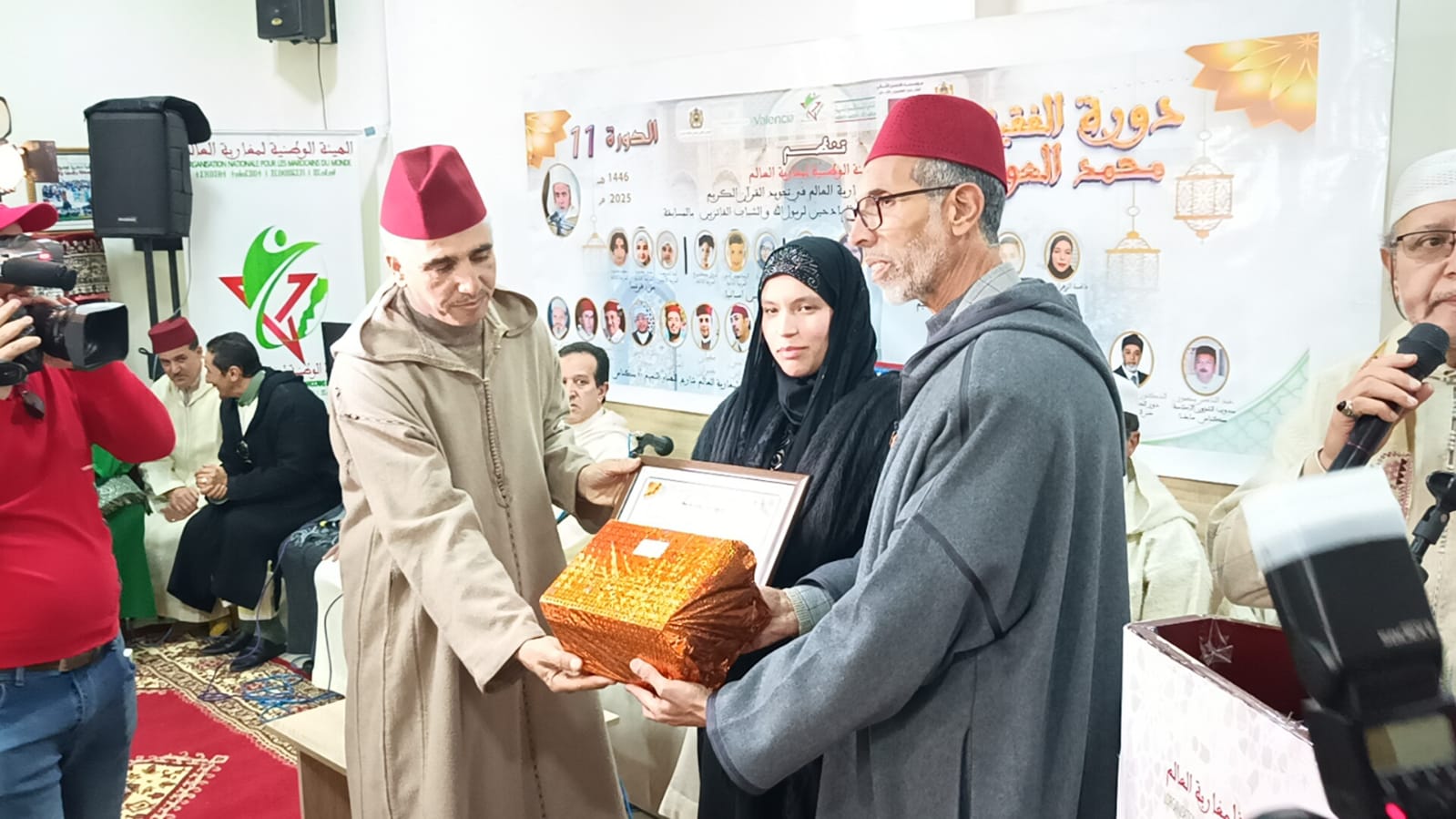 الهيأة الوطنية لمغاربة العالم تختتم مسابقة تجويد القرآن الكريم وتكرم علماء وأهل الدين بمكناس الهيأة الوطنية لمغاربة العالم تختتم مسابقة تجويد القرآن الكريم وتكرم علماء وأهل الدين بمكناس