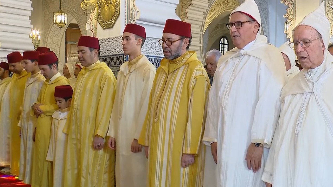 أمير المؤمنين يؤدي صلاة عيد الفطر بمسجد أهل فاس بالرباط ويتقبل التهاني بهذه المناسبة السعيدة