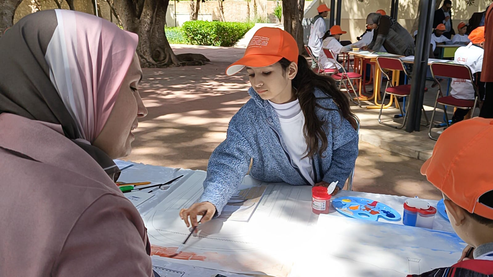 بمنتزه لحبول التاريخي.. المستفيدون من برنامج أرسم تراث مدينتي ” يجسدون حضارات مكناس ووليلي في لوحات فنية