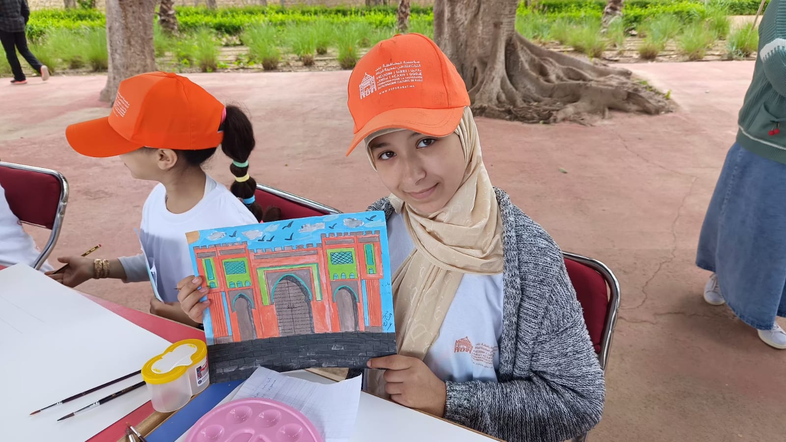 بمنتزه لحبول التاريخي.. المستفيدون من برنامج أرسم تراث مدينتي ” يجسدون حضارات مكناس ووليلي في لوحات فنية