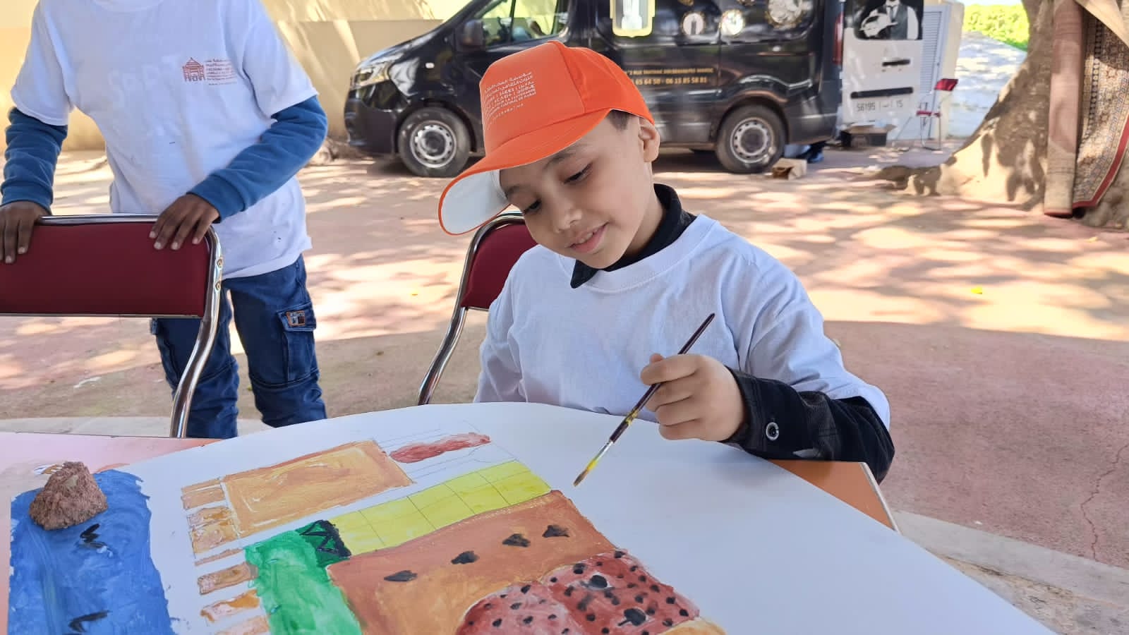 بمنتزه لحبول التاريخي.. المستفيدون من برنامج أرسم تراث مدينتي ” يجسدون حضارات مكناس ووليلي في لوحات فنية