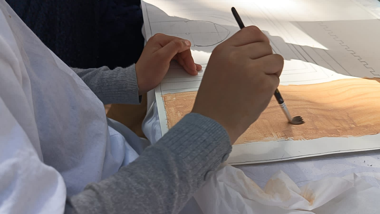 بمنتزه لحبول التاريخي.. المستفيدون من برنامج أرسم تراث مدينتي ” يجسدون حضارات مكناس ووليلي في لوحات فنية