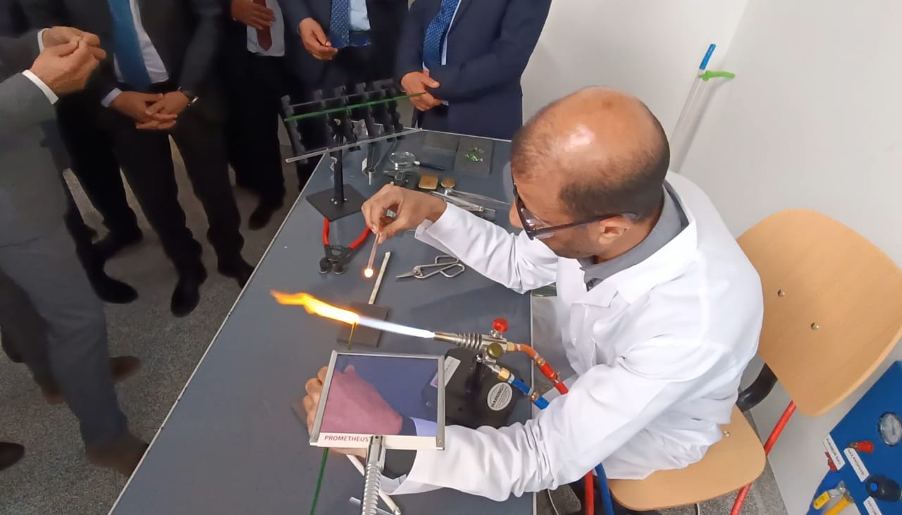 هو الأول من نوعه بالمغرب....كاتب الدولة في الصناعة التقليدية يفتتح أول قطب في صناعة الزجاج بالمعهد المتخصص في فنون الصناعة التقليدية بمكناس