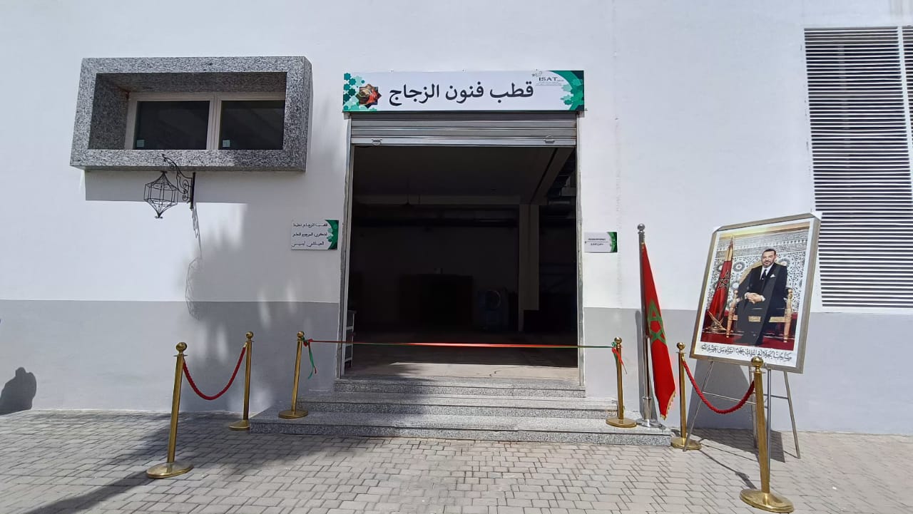 هو الأول من نوعه بالمغرب....كاتب الدولة في الصناعة التقليدية يفتتح أول قطب في صناعة الزجاج بالمعهد المتخصص في فنون الصناعة التقليدية بمكناس